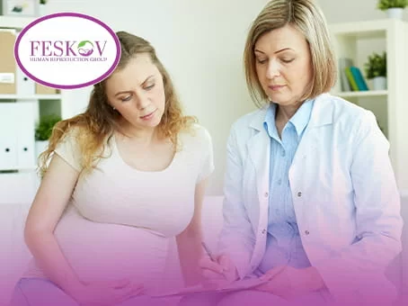 Врач-репродуктолог проводит медицинский скрининг кандидатки в суррогатные матери для оценки состояния здоровья.